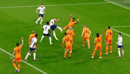 星空体育官网-英格兰获点引争议 英名宿&amp;专家：不该判点球