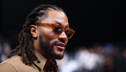 为庆祝罗斯退役公牛球衣，Adidas将复刻Rose 1球鞋，售价130美元