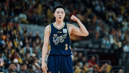 媒体人：今天要给胡明轩足够的尊重 末节&amp;加时赛拖着伤腿帮助球队